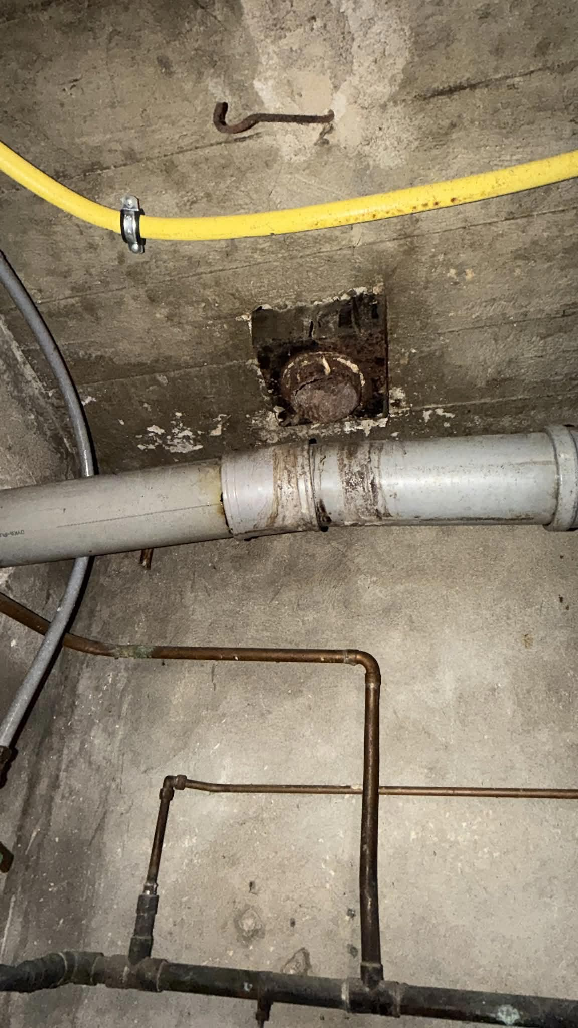 Praktijkfoto van een verzakt hoofdriool bij een leidingaansluiting